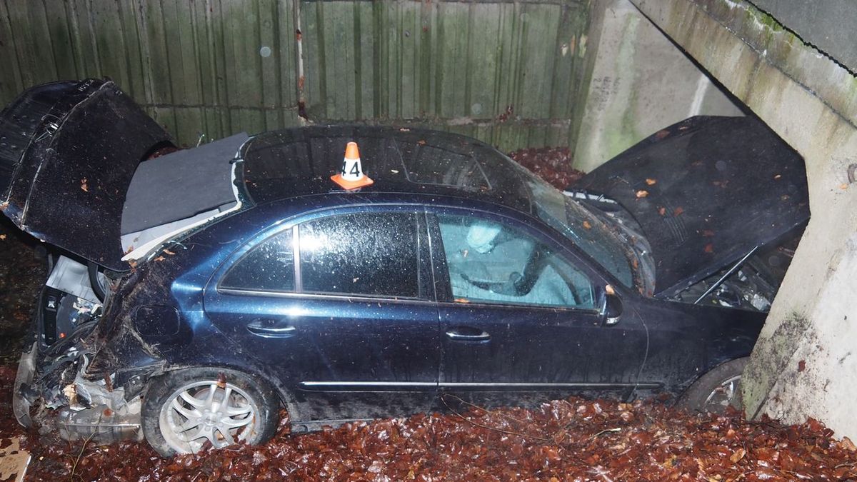 Mladého řidiče mercedesu přemohl na Šumpersku za jízdy spánek. Probral se v korytě potoka